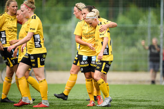 Elfsborgs Sara Jardving klappas om av lagkamrater