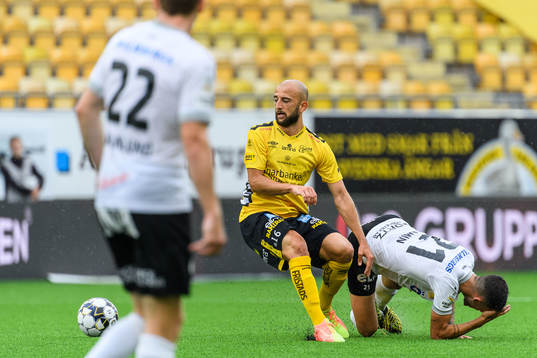 Elfsborgs Robert Gojani och Örebros Simon Amin i kamp