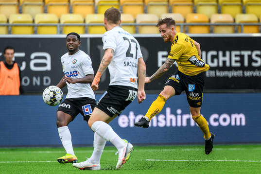 Elfsborgs Rasmus Alm med ett skott