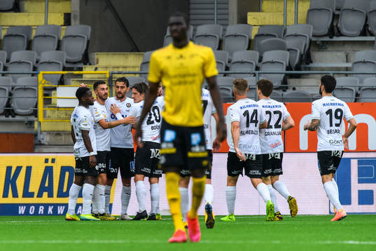 Örebros Agon Mehmeti jublar med lagkamrater