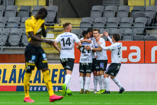 Örebros Agon Mehmeti jublar med lagkamrater
