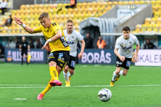 Elfsborgs Jesper Karlsson gör 1-1 på straff