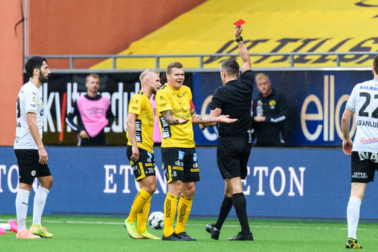 Elfsborgs Samuel Holmén tilldelas en utvisning av domare