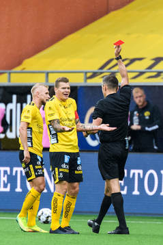 Elfsborgs Samuel Holmén tilldelas en utvisning av domare