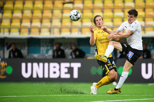 Elfsborgs Simon Olsson och Örebros Simon Amin