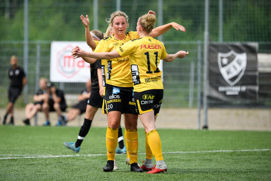 Elfsborgs Leann Nyström kramas om av Ebba Johansson