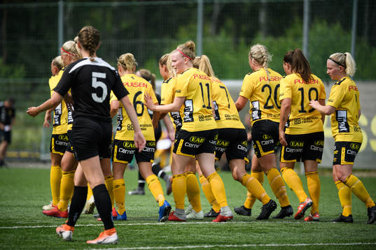 Elfsborgs Leann Nyström (mitt i bild) jublar med