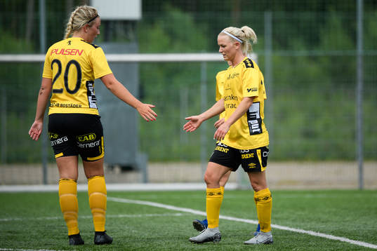 Elfsborgs Sara Jardving gratuleras av Ebba Johansson
