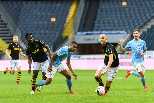 s Ebenezer Ofori och Per Karlsson mot Malmö FFs Isaac