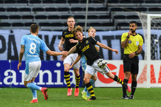 s Tom Strannegård mot Malmö FFs Oscar Lewicki och domare