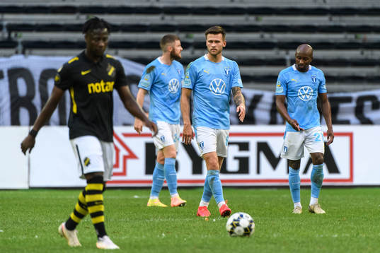 Malmö FFs Arnór Traustason och Fouad Bachirou deppar
