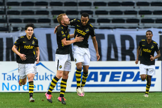 s Sebastian Larsson jublar med AIK:s Bilal Hussein