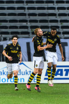 s Sebastian Larsson jublar med Bilal Hussein