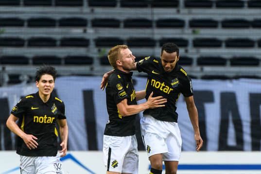 s Sebastian Larsson jublar med Bilal Hussein