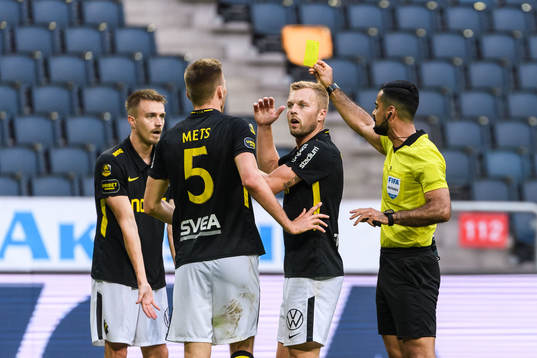 s Rasmus Lindkvist tilldelas en varning domare Mohammed