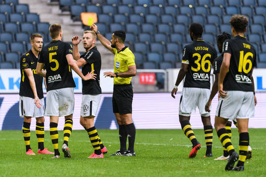 s Rasmus Lindkvist tilldelas en varning domare Mohammed