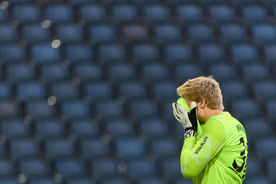 s målvakt Jacob Haugaard deppar