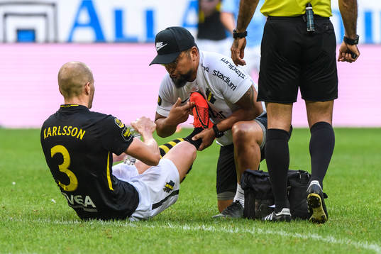s Per Karlsson har ont och får vård