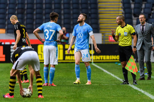 Malmö FFs Lasse Nielsen reagerar