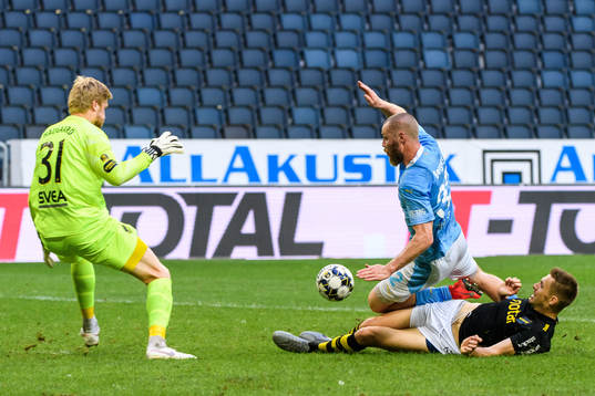s Karol Mets och Malmö FFs Jo Inge Berget som sedan leder