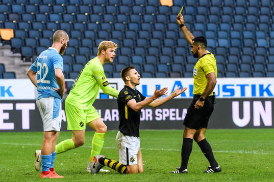 s Karol Mets tilldelas en varning