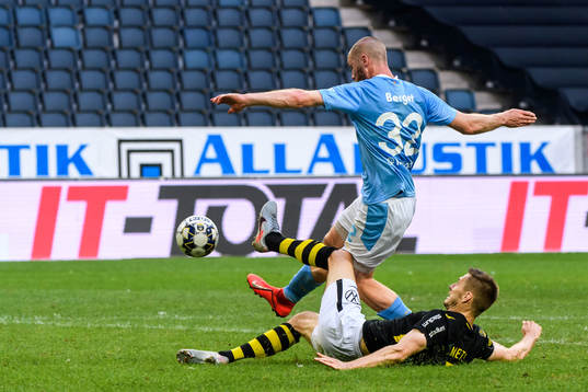 s Karol Mets och Malmö FFs Jo Inge Berget som sedan leder