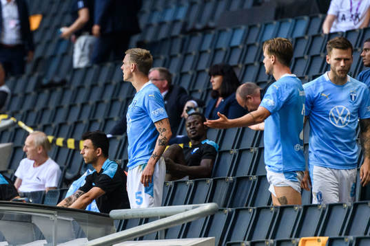 Malmö FFs Sören Rieks mfl reagerar när domaren blåser av