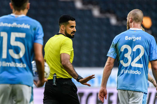 Malmö FFs Jo Inge Berget i samtal med domare Mohammed