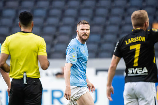 Malmö FFs Lasse Nielsen reagerar mot domare Mohammed