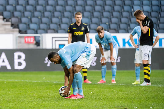 Malmö FFs Isaac Kiese Thelin lägger upp bollen på
