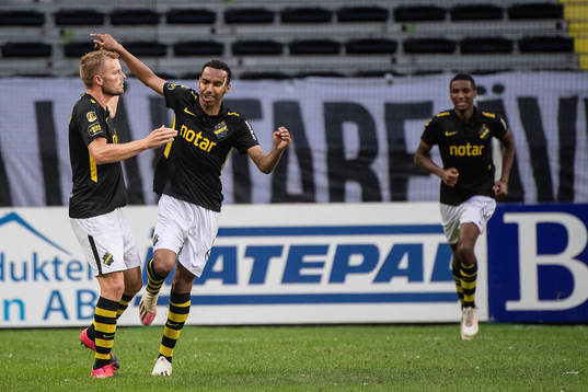 s Sebastian Larsson och Bilal Hussein jublar