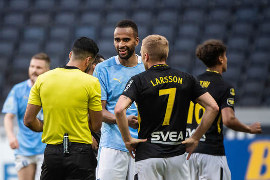 Malmö FFs Isaac Kiese Thelin reagerar mot domare Mohammed