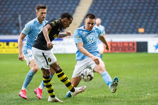 s Bilal Hussein mot Malmö FFs Jonas Knudsen och Arnór