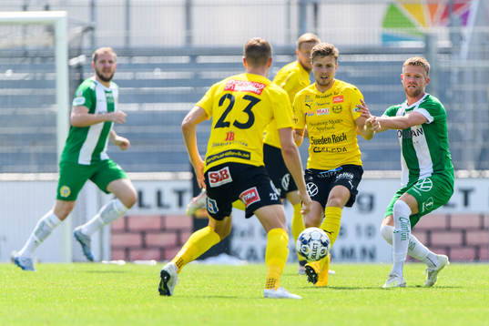 Hammarbys Dennis Widgren mot Mjällbys Jesper Löfgren och