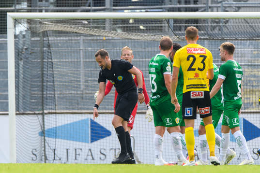 Domare Victor Wolf visar på staff