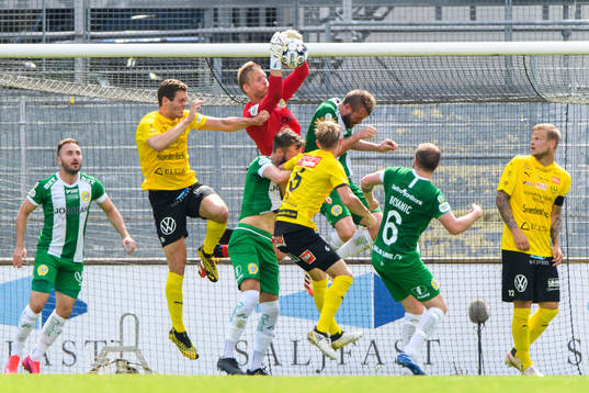 Hammarbys målvakt David Ousted med en räddning