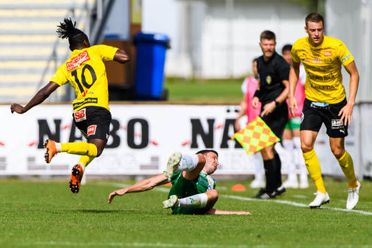 Mjällbys Mamudu Moro och Hammarbys Jeppe Andersen