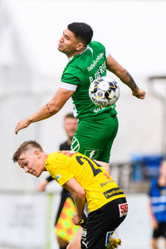Hammarbys Paulinho och Mjällbys Taylor Silverholt