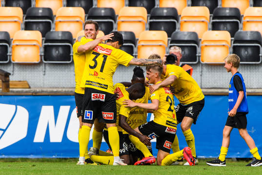 Mjällbys Moses Ogbu jublar med lagkamrater