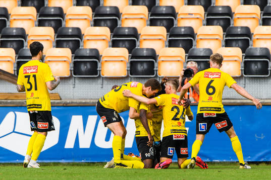Mjällbys Moses Ogbu jublar med lagkamrater