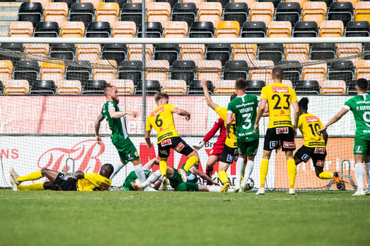 Mjällbys Jacob Bergström slår in 1-1 och jublar