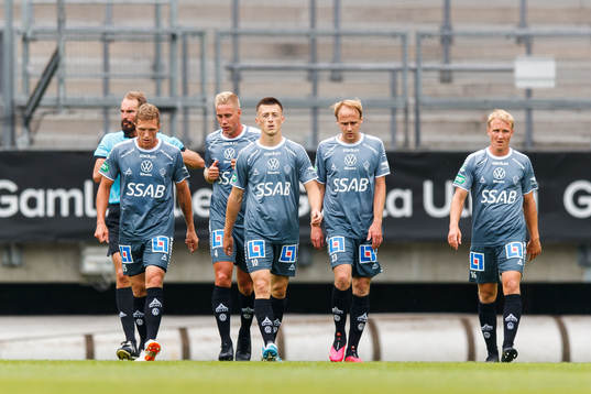 Brages Leonard Pllana jublar med lagkamrater