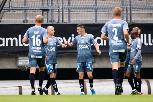 Brages Leonard Pllana jublar med lagkamrater