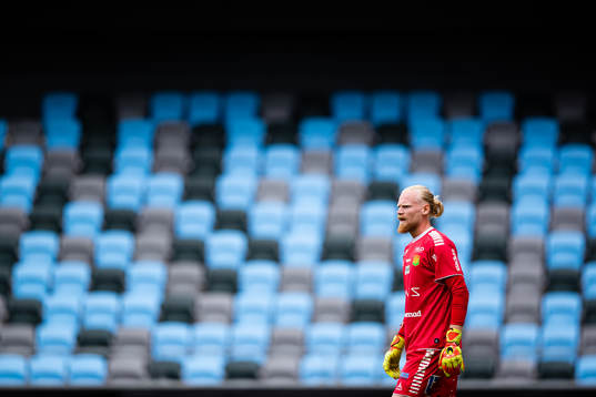 GAIS målvakt Mathias Karlsson framför tomma läktare