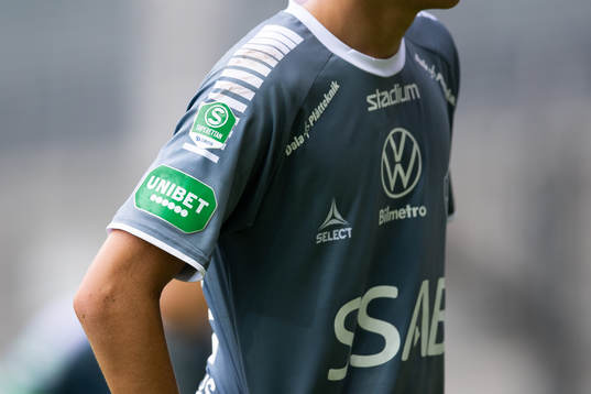 En Brage spelare med Superettan och Unibet logo på ärmen