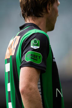 En GAIS spelare med Superettan och Unibet logo på ärmen