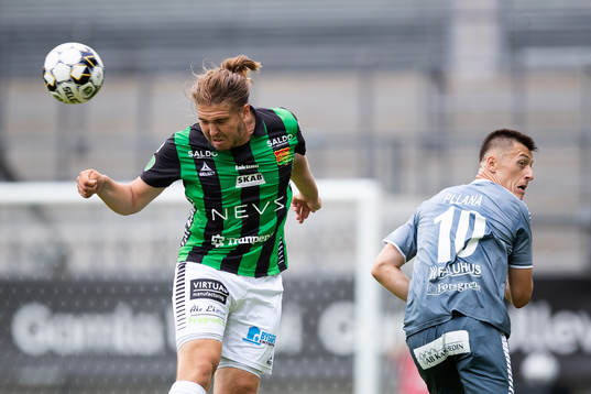 GAIS Charlie Weberg nickar undan bollen