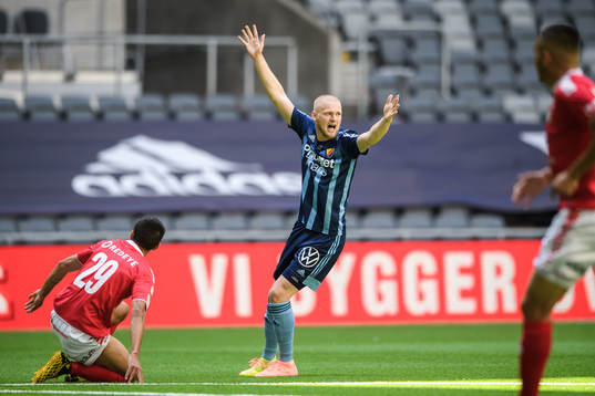 Djurgårdens Kalle Holmberg reagerar
