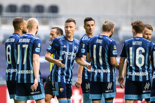 Djurgårdens Fredrik Ulvestad jublar med lagkamrater
