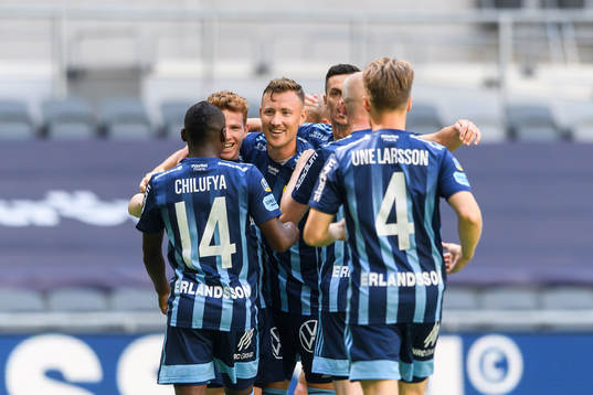 Djurgårdens Fredrik Ulvestad jublar med lagkamrater
